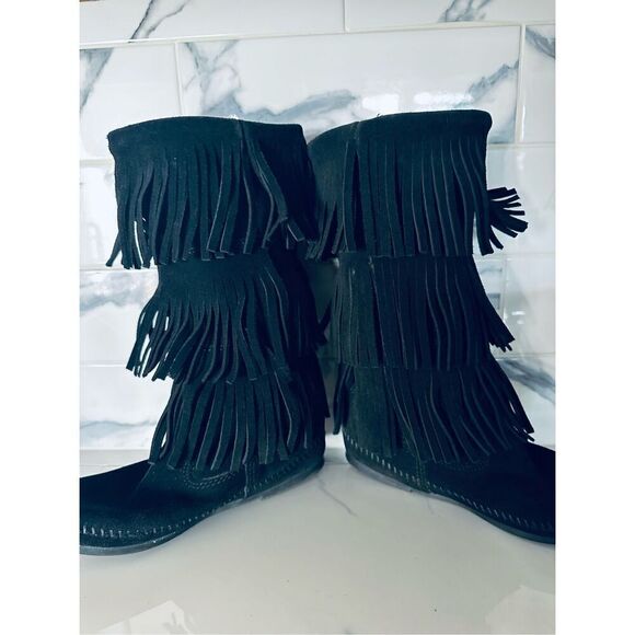 Minnetonka Women’s 3 Layer Black Fringe Boots - Picture 6 of 7